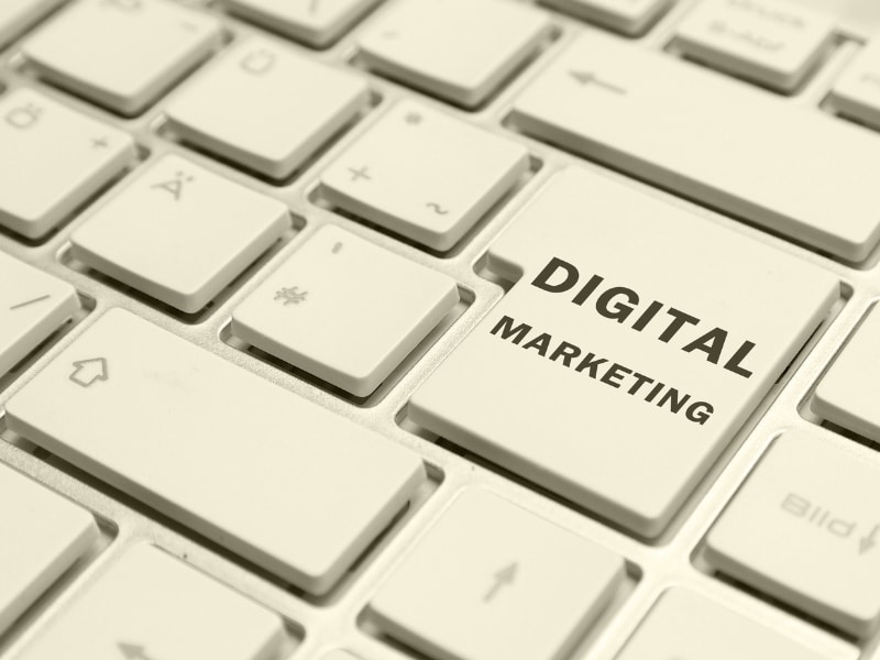 Keyboard key labelled packages for digital marketing in bold letters